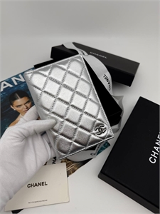 {{productViewItem.photos[photoViewList.activeNavIndex].Alt || productViewItem.photos[photoViewList.activeNavIndex].Description || 'Обложка CHANEL'}}