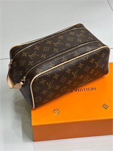 {{productViewItem.photos[photoViewList.activeNavIndex].Alt || productViewItem.photos[photoViewList.activeNavIndex].Description || 'Косметичка LOUIS VUITTON'}}