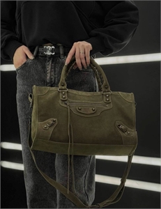 {{productViewItem.photos[photoViewList.activeNavIndex].Alt || productViewItem.photos[photoViewList.activeNavIndex].Description || 'Сумка BALENCIAGA'}}