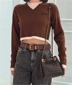 {{productViewItem.photos[photoViewList.activeNavIndex].Alt || productViewItem.photos[photoViewList.activeNavIndex].Description || 'Сумка BOTTEGA VENETA'}}