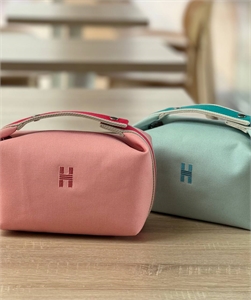 {{productViewItem.photos[photoViewList.activeNavIndex].Alt || productViewItem.photos[photoViewList.activeNavIndex].Description || 'Косметичка HERMES'}}