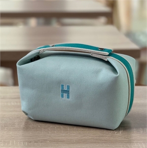 {{productViewItem.photos[photoViewList.activeNavIndex].Alt || productViewItem.photos[photoViewList.activeNavIndex].Description || 'Косметичка HERMES'}}