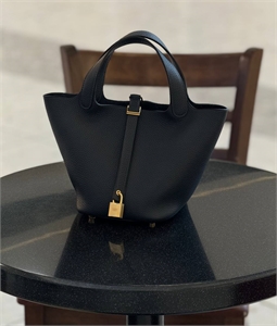 {{productViewItem.photos[photoViewList.activeNavIndex].Alt || productViewItem.photos[photoViewList.activeNavIndex].Description || 'Сумка HERMES'}}