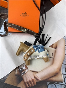 {{productViewItem.photos[photoViewList.activeNavIndex].Alt || productViewItem.photos[photoViewList.activeNavIndex].Description || 'Брелок HERMES'}}