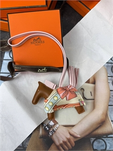 {{productViewItem.photos[photoViewList.activeNavIndex].Alt || productViewItem.photos[photoViewList.activeNavIndex].Description || 'Брелок HERMES'}}