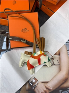 {{productViewItem.photos[photoViewList.activeNavIndex].Alt || productViewItem.photos[photoViewList.activeNavIndex].Description || 'Брелок HERMES'}}