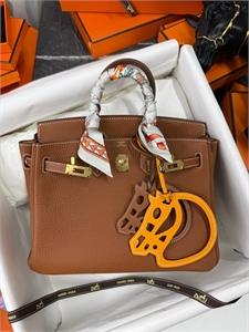 {{productViewItem.photos[photoViewList.activeNavIndex].Alt || productViewItem.photos[photoViewList.activeNavIndex].Description || 'Сумка HERMES'}}