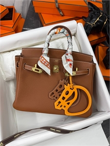 {{productViewItem.photos[photoViewList.activeNavIndex].Alt || productViewItem.photos[photoViewList.activeNavIndex].Description || 'Брелок HERMES'}}