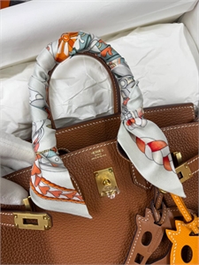 {{productViewItem.photos[photoViewList.activeNavIndex].Alt || productViewItem.photos[photoViewList.activeNavIndex].Description || 'Твилли HERMES'}}