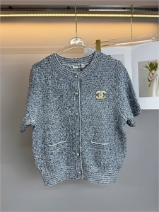 {{productViewItem.photos[photoViewList.activeNavIndex].Alt || productViewItem.photos[photoViewList.activeNavIndex].Description || 'Кофта CHANEL'}}