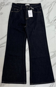 {{productViewItem.photos[photoViewList.activeNavIndex].Alt || productViewItem.photos[photoViewList.activeNavIndex].Description || 'Джинсы BOTTEGA VENETTA'}}