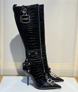 {{productViewItem.photos[photoViewList.activeNavIndex].Alt || productViewItem.photos[photoViewList.activeNavIndex].Description || 'Сапоги BALENCIAGA'}}