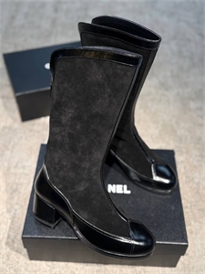 {{productViewItem.photos[photoViewList.activeNavIndex].Alt || productViewItem.photos[photoViewList.activeNavIndex].Description || 'Сапоги CHANEL'}}