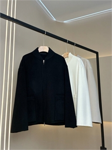 {{productViewItem.photos[photoViewList.activeNavIndex].Alt || productViewItem.photos[photoViewList.activeNavIndex].Description || 'Полупальто LORO PIANA'}}