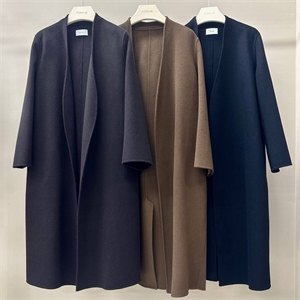 {{productViewItem.photos[photoViewList.activeNavIndex].Alt || productViewItem.photos[photoViewList.activeNavIndex].Description || 'Пальто THE ROW'}}