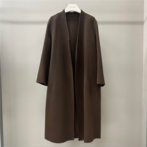 {{productViewItem.photos[photoViewList.activeNavIndex].Alt || productViewItem.photos[photoViewList.activeNavIndex].Description || 'Пальто THE ROW'}}