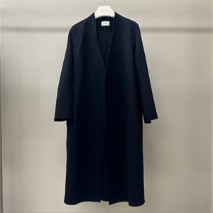 {{productViewItem.photos[photoViewList.activeNavIndex].Alt || productViewItem.photos[photoViewList.activeNavIndex].Description || 'Пальто THE ROW'}}