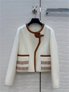 {{productViewItem.photos[photoViewList.activeNavIndex].Alt || productViewItem.photos[photoViewList.activeNavIndex].Description || 'Куртка HERMES'}}