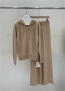 {{productViewItem.photos[photoViewList.activeNavIndex].Alt || productViewItem.photos[photoViewList.activeNavIndex].Description || 'Костюм LORO PIANA'}}