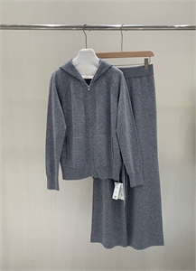 {{productViewItem.photos[photoViewList.activeNavIndex].Alt || productViewItem.photos[photoViewList.activeNavIndex].Description || 'Костюм LORO PIANA'}}