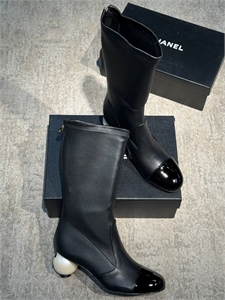 {{productViewItem.photos[photoViewList.activeNavIndex].Alt || productViewItem.photos[photoViewList.activeNavIndex].Description || 'Сапоги CHANEL'}}