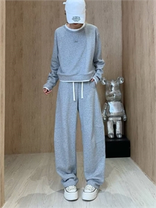 {{productViewItem.photos[photoViewList.activeNavIndex].Alt || productViewItem.photos[photoViewList.activeNavIndex].Description || 'Костюм PRADA'}}