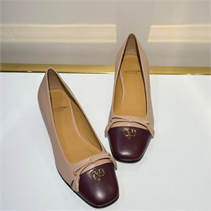 {{productViewItem.photos[photoViewList.activeNavIndex].Alt || productViewItem.photos[photoViewList.activeNavIndex].Description || 'Балетки VALENTINO'}}