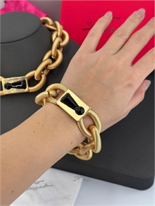 {{productViewItem.photos[photoViewList.activeNavIndex].Alt || productViewItem.photos[photoViewList.activeNavIndex].Description || 'Браслет Schiaparelli'}}