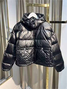 {{productViewItem.photos[photoViewList.activeNavIndex].Alt || productViewItem.photos[photoViewList.activeNavIndex].Description || 'Куртка CHANEL'}}