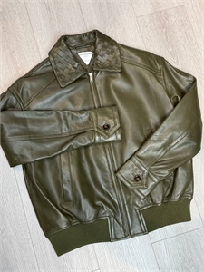 {{productViewItem.photos[photoViewList.activeNavIndex].Alt || productViewItem.photos[photoViewList.activeNavIndex].Description || 'Кожаная куртка BOTTEGA VENETA'}}