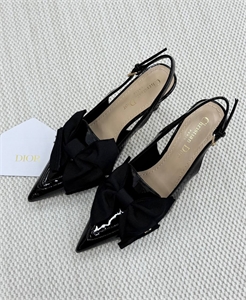 {{productViewItem.photos[photoViewList.activeNavIndex].Alt || productViewItem.photos[photoViewList.activeNavIndex].Description || 'Туфли DIOR'}}