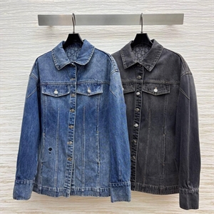 {{productViewItem.photos[photoViewList.activeNavIndex].Alt || productViewItem.photos[photoViewList.activeNavIndex].Description || 'Джинсовый костюм DIOR'}}