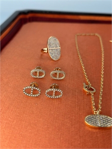 {{productViewItem.photos[photoViewList.activeNavIndex].Alt || productViewItem.photos[photoViewList.activeNavIndex].Description || 'Кольцо HERMES'}}