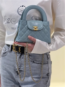 {{productViewItem.photos[photoViewList.activeNavIndex].Alt || productViewItem.photos[photoViewList.activeNavIndex].Description || 'Сумка CHANEL'}}