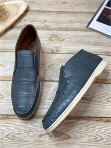 {{productViewItem.photos[photoViewList.activeNavIndex].Alt || productViewItem.photos[photoViewList.activeNavIndex].Description || 'Лоферы LP из кожи  крокодила'}}