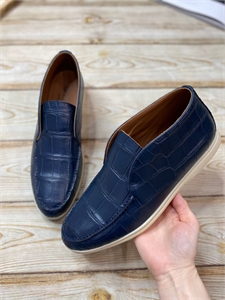 {{productViewItem.photos[photoViewList.activeNavIndex].Alt || productViewItem.photos[photoViewList.activeNavIndex].Description || 'Лоферы LP из кожи  крокодила'}}