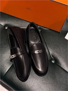 {{productViewItem.photos[photoViewList.activeNavIndex].Alt || productViewItem.photos[photoViewList.activeNavIndex].Description || 'Лоферы HERMES'}}