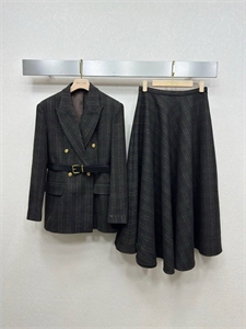 {{productViewItem.photos[photoViewList.activeNavIndex].Alt || productViewItem.photos[photoViewList.activeNavIndex].Description || 'Костюм MIU MIU'}}