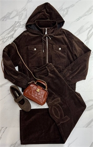 {{productViewItem.photos[photoViewList.activeNavIndex].Alt || productViewItem.photos[photoViewList.activeNavIndex].Description || 'Костюм CHANEL'}}