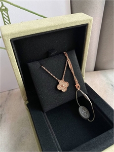 {{productViewItem.photos[photoViewList.activeNavIndex].Alt || productViewItem.photos[photoViewList.activeNavIndex].Description || 'Подвеска Van Cleef'}}