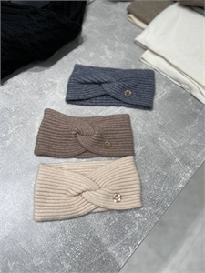 {{productViewItem.photos[photoViewList.activeNavIndex].Alt || productViewItem.photos[photoViewList.activeNavIndex].Description || 'Повязка LORO PIANA'}}