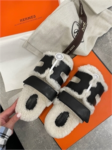 {{productViewItem.photos[photoViewList.activeNavIndex].Alt || productViewItem.photos[photoViewList.activeNavIndex].Description || 'Тапочки HERMES'}}