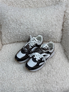 {{productViewItem.photos[photoViewList.activeNavIndex].Alt || productViewItem.photos[photoViewList.activeNavIndex].Description || 'Кроссовки MIU MIU'}}