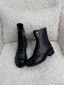 {{productViewItem.photos[photoViewList.activeNavIndex].Alt || productViewItem.photos[photoViewList.activeNavIndex].Description || 'Ботинки CHANEL'}}