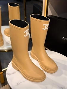 {{productViewItem.photos[photoViewList.activeNavIndex].Alt || productViewItem.photos[photoViewList.activeNavIndex].Description || 'Сапоги CHANEL'}}