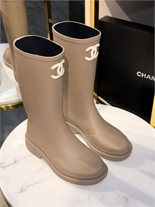 {{productViewItem.photos[photoViewList.activeNavIndex].Alt || productViewItem.photos[photoViewList.activeNavIndex].Description || 'Сапоги CHANEL'}}