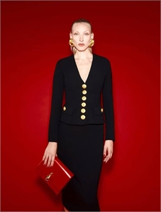 {{productViewItem.photos[photoViewList.activeNavIndex].Alt || productViewItem.photos[photoViewList.activeNavIndex].Description || 'Костюм Schiaparelli'}}