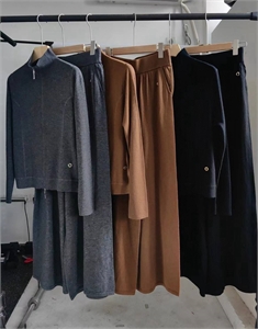 {{productViewItem.photos[photoViewList.activeNavIndex].Alt || productViewItem.photos[photoViewList.activeNavIndex].Description || 'Костюм LORO PIANA'}}