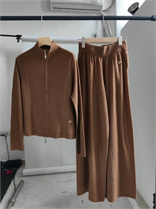 {{productViewItem.photos[photoViewList.activeNavIndex].Alt || productViewItem.photos[photoViewList.activeNavIndex].Description || 'Костюм LORO PIANA'}}