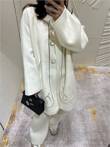 {{productViewItem.photos[photoViewList.activeNavIndex].Alt || productViewItem.photos[photoViewList.activeNavIndex].Description || 'Пальто HERMES'}}